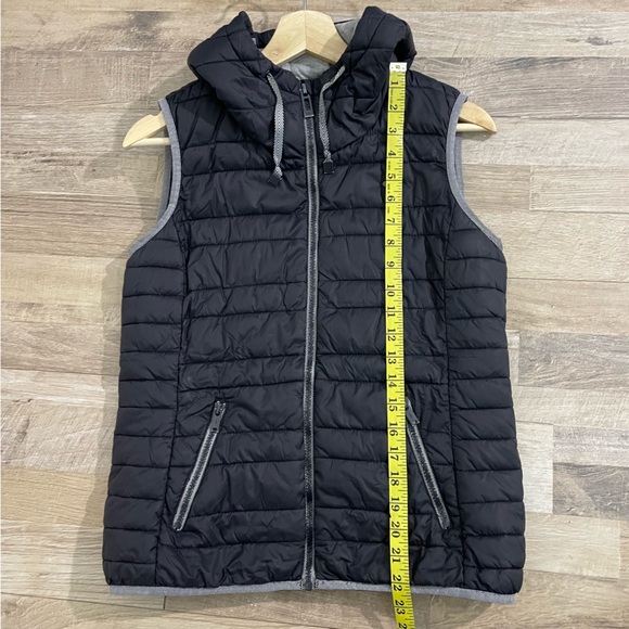 Espirit | Down Vest in Charcoal - Picture 9 of 10